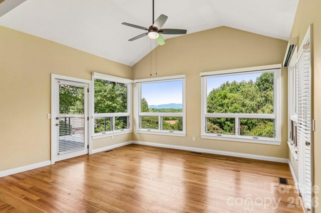 28 Tudor Crescent Court, Hendersonville, NC 28739