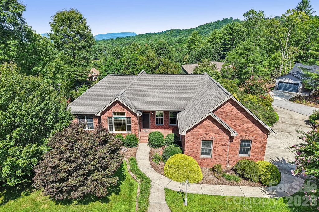 28 Tudor Crescent Court, Hendersonville, NC 28739