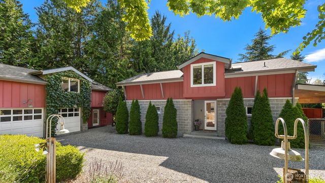 6575 NE Honeysuckle Lane, Bainbridge Island, WA 98110
