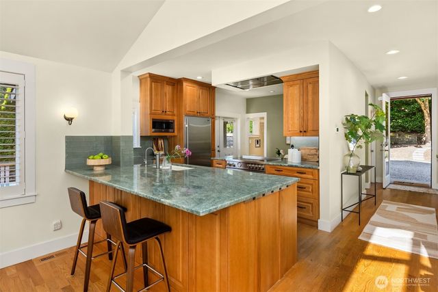 6575 NE Honeysuckle Lane, Bainbridge Island, WA 98110