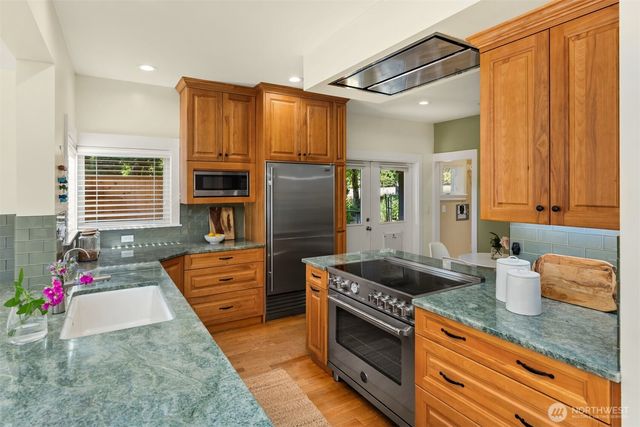 6575 NE Honeysuckle Lane, Bainbridge Island, WA 98110
