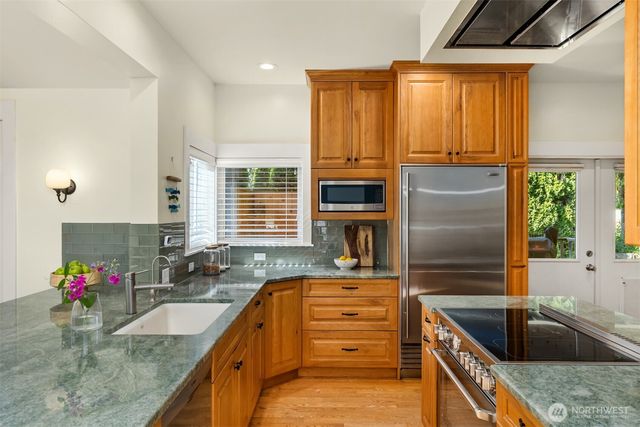 6575 NE Honeysuckle Lane, Bainbridge Island, WA 98110
