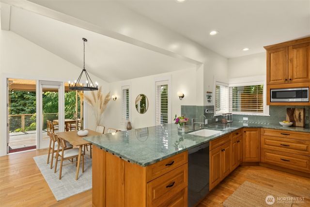 6575 NE Honeysuckle Lane, Bainbridge Island, WA 98110