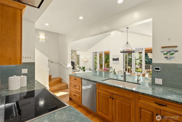6575 NE Honeysuckle Lane, Bainbridge Island, WA 98110