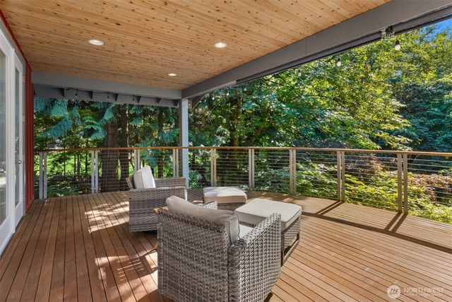 6575 NE Honeysuckle Lane, Bainbridge Island, WA 98110