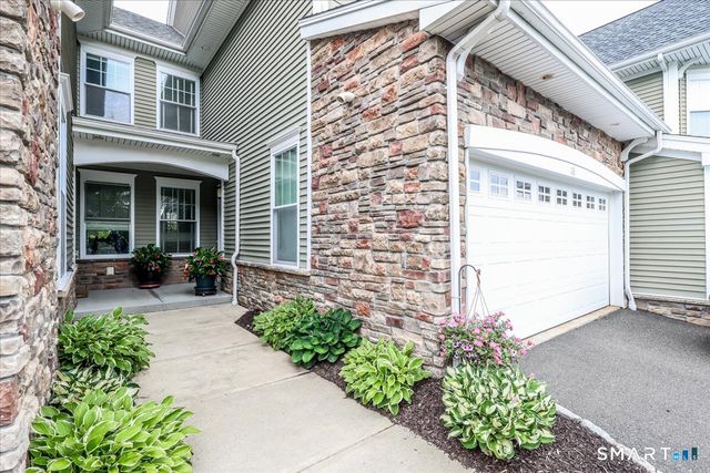 18 Lawrence Avenue 18, Danbury, CT 06810