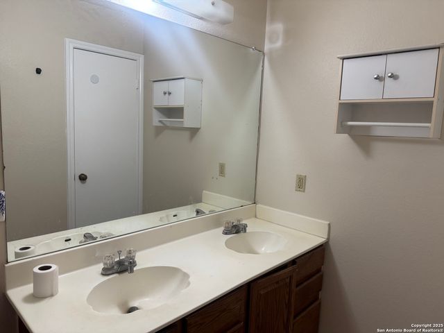 5251 SENISA SPGS, San Antonio, TX 78251