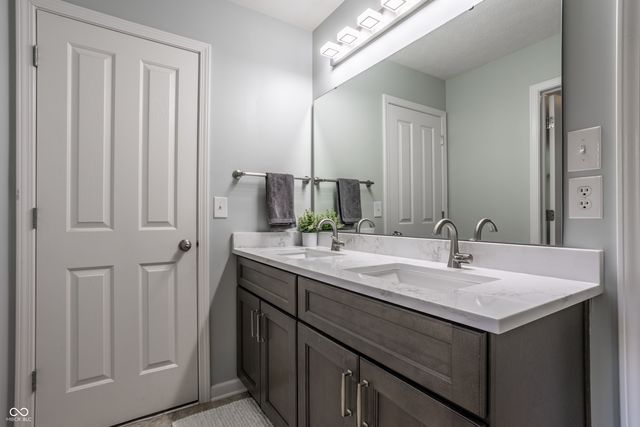 3627 Mossy Rock Drive, Zionsville, IN 46077
