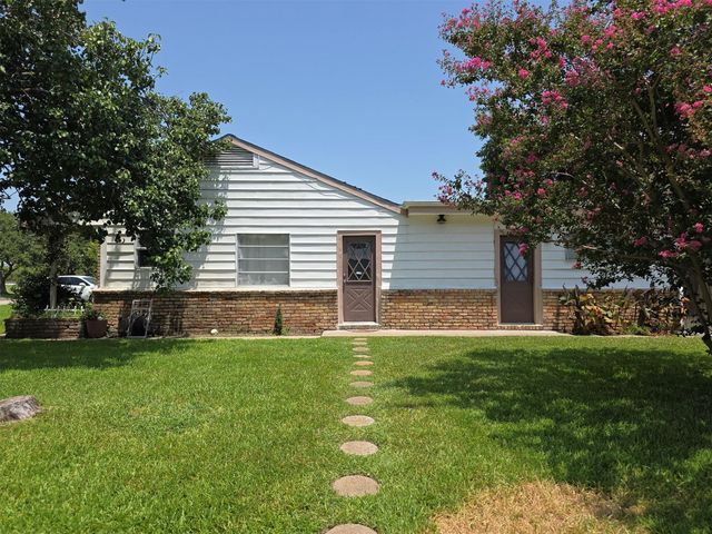 31 14th Avenue N, Texas City, TX 77590