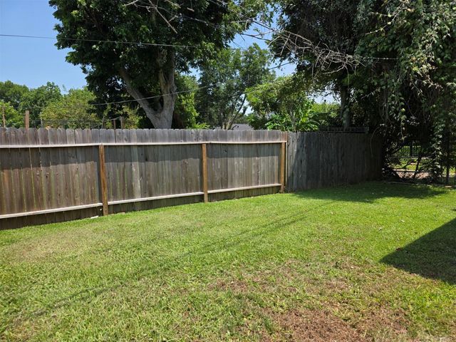 31 14th Avenue N, Texas City, TX 77590