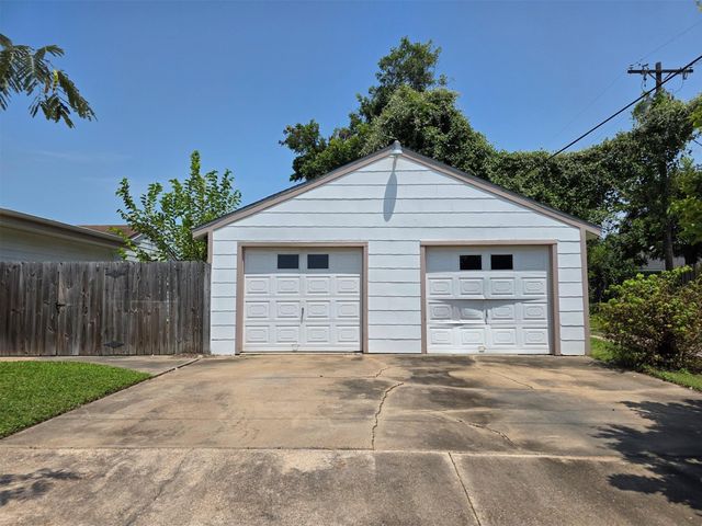 31 14th Avenue N, Texas City, TX 77590