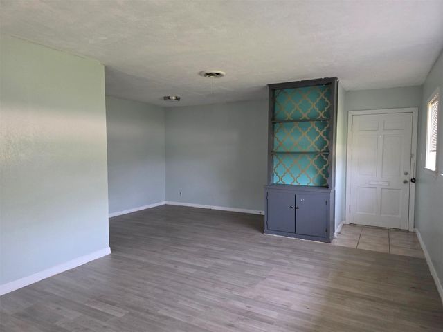 31 14th Avenue N, Texas City, TX 77590