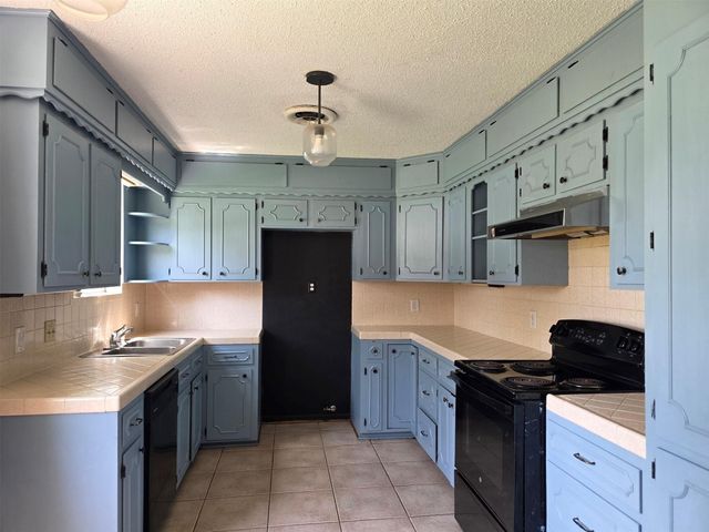 31 14th Avenue N, Texas City, TX 77590