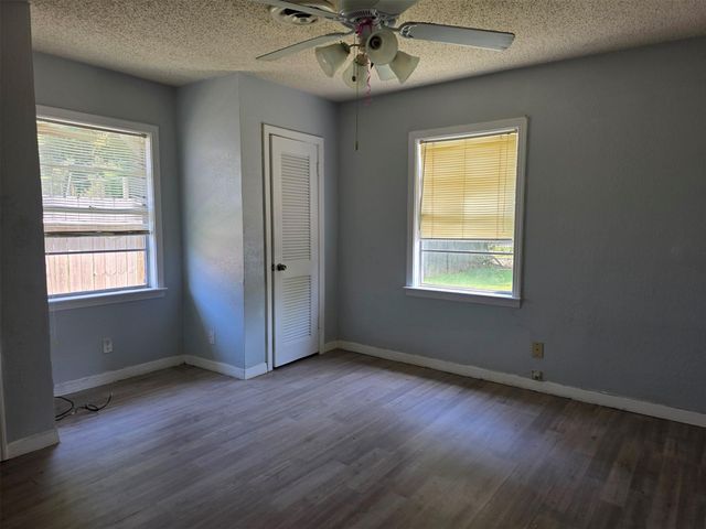 31 14th Avenue N, Texas City, TX 77590