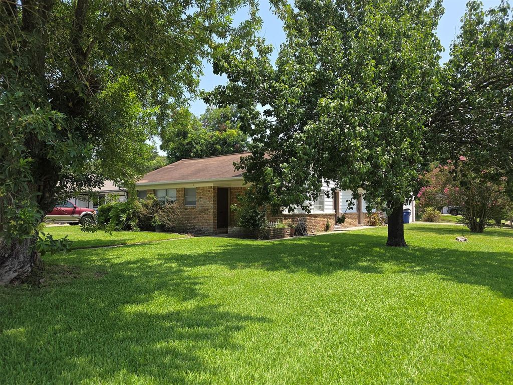 31 14th Avenue N, Texas City, TX 77590