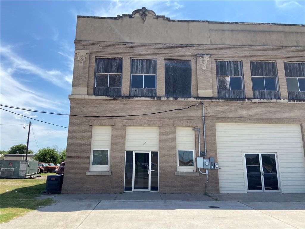 116 W Ave C, Gregory, TX 78359 — photo 2