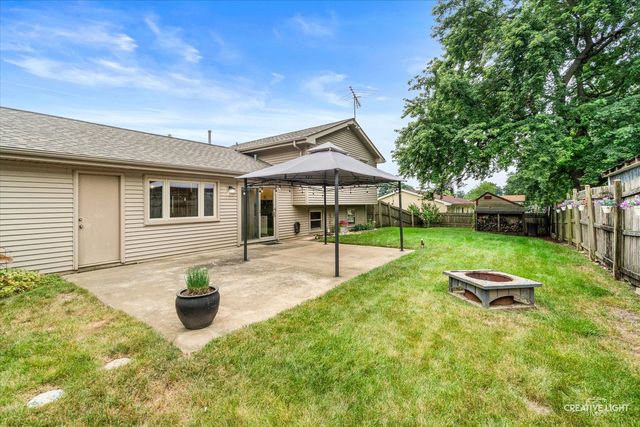 231 Lincolnshire Lane, Bolingbrook, IL 60440