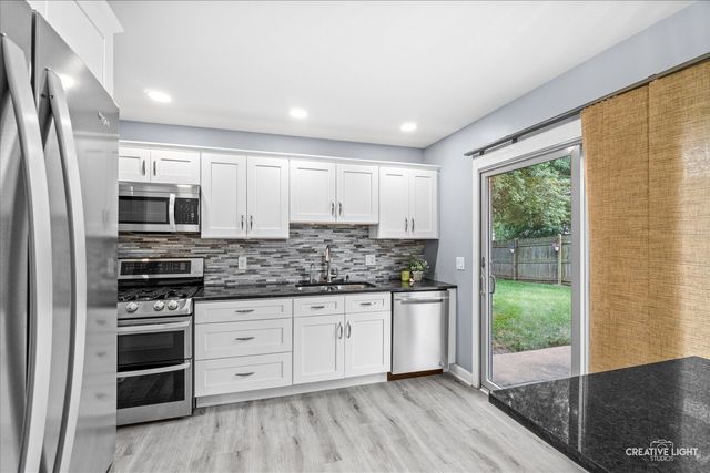 231 Lincolnshire Lane, Bolingbrook, IL 60440