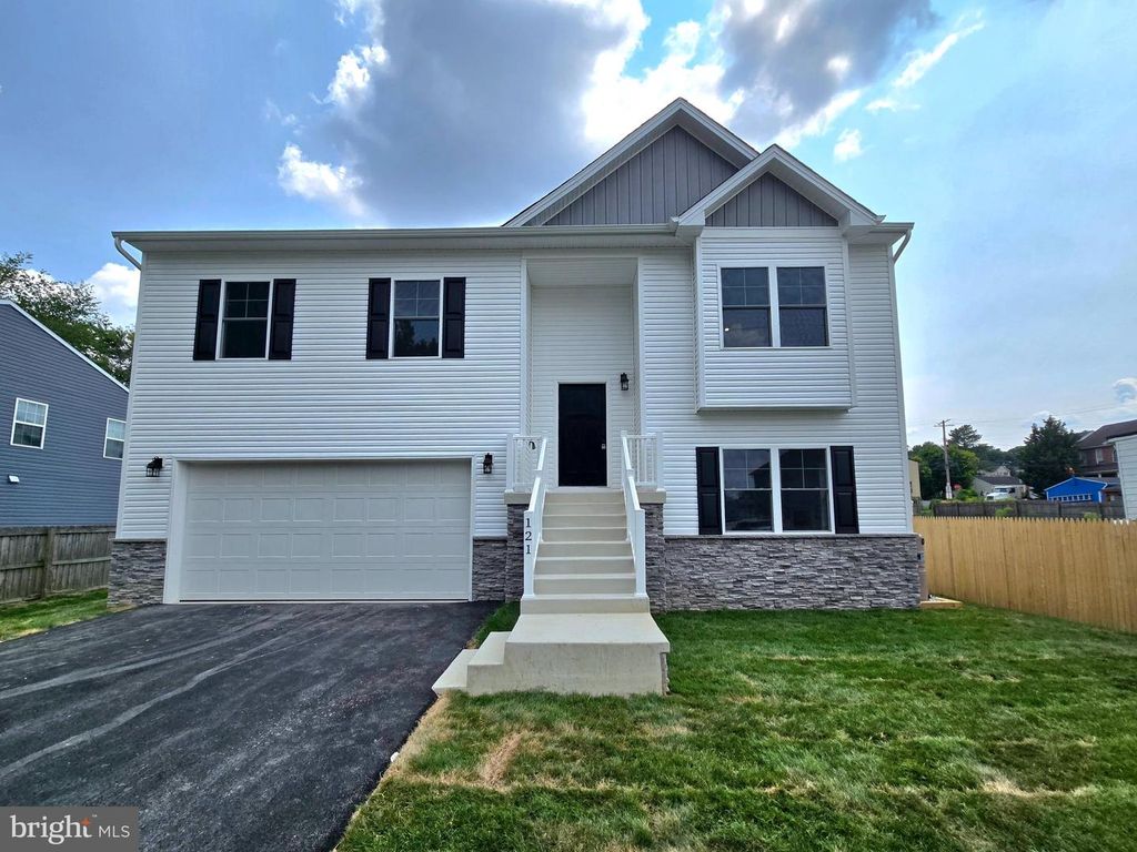 121 BISHOP AVE, Baltimore, MD 21225
