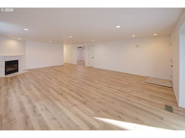 13637 Se ELLEN Dr, Clackamas, OR 97015