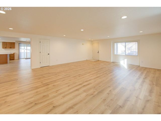 13637 Se ELLEN Dr, Clackamas, OR 97015