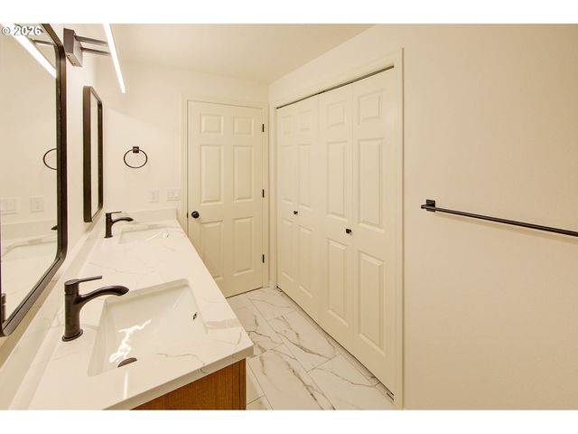 13637 Se ELLEN Dr, Clackamas, OR 97015