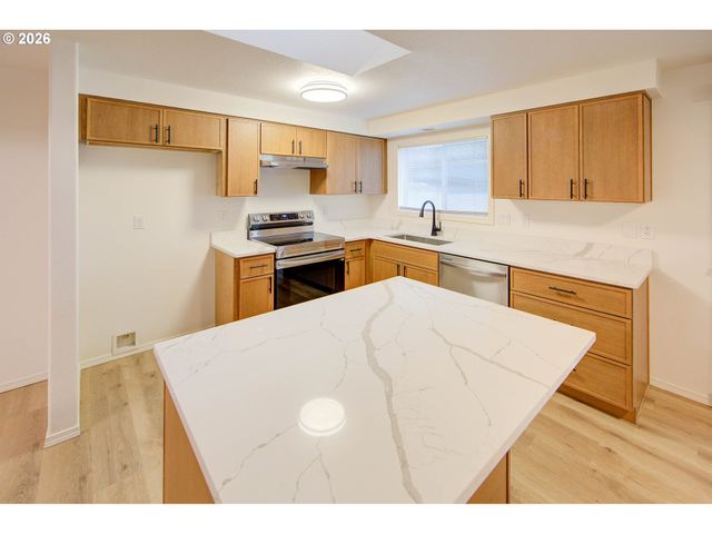 13637 Se ELLEN Dr, Clackamas, OR 97015