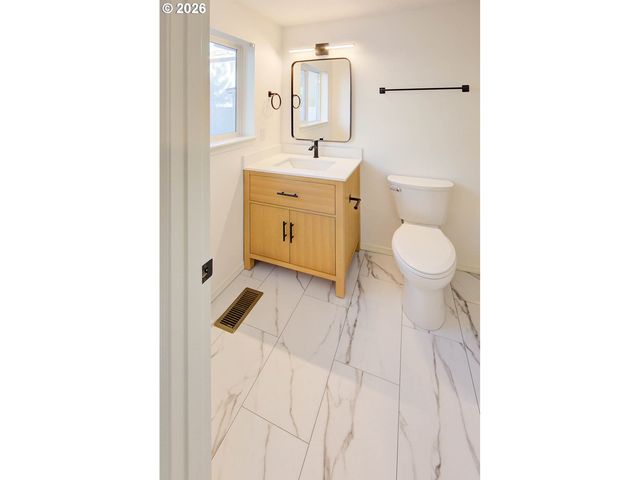 13637 Se ELLEN Dr, Clackamas, OR 97015