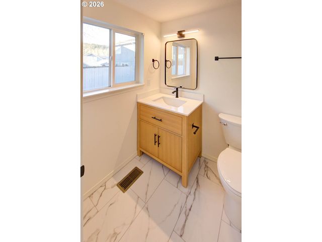 13637 Se ELLEN Dr, Clackamas, OR 97015