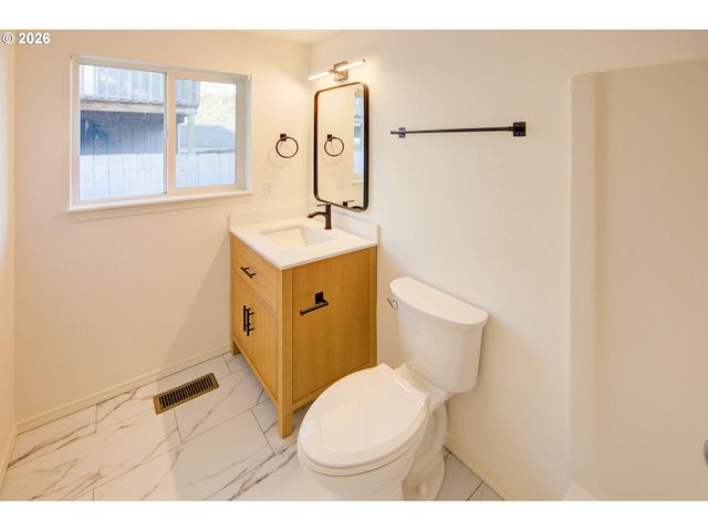 13637 Se ELLEN Dr, Clackamas, OR 97015