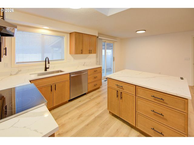 13637 Se ELLEN Dr, Clackamas, OR 97015