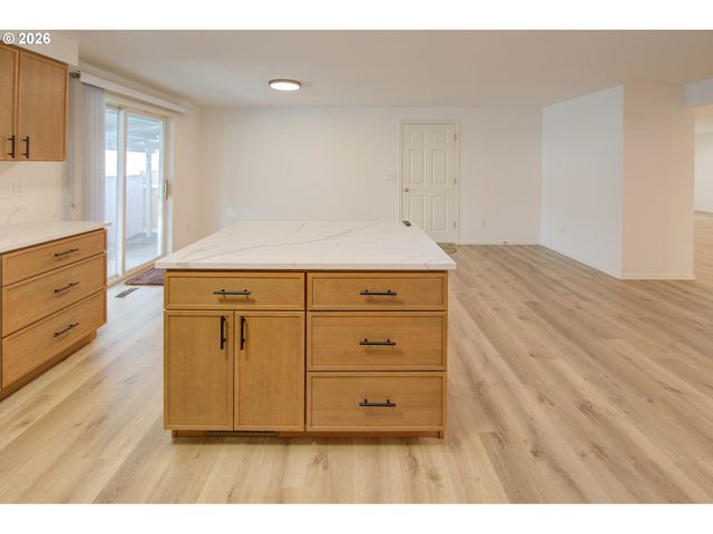 13637 Se ELLEN Dr, Clackamas, OR 97015