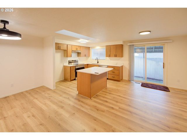 13637 Se ELLEN Dr, Clackamas, OR 97015