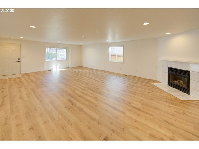 13637 Se ELLEN Dr, Clackamas, OR 97015