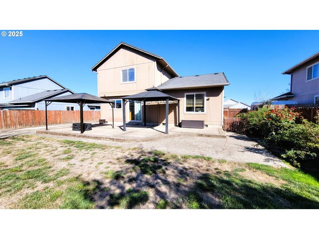 881 Arrow Leaf Pl, Harrisburg, OR 97446