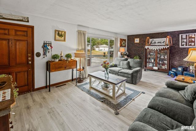 17 CRESTWOOD Drive, Centralia, IL 62801