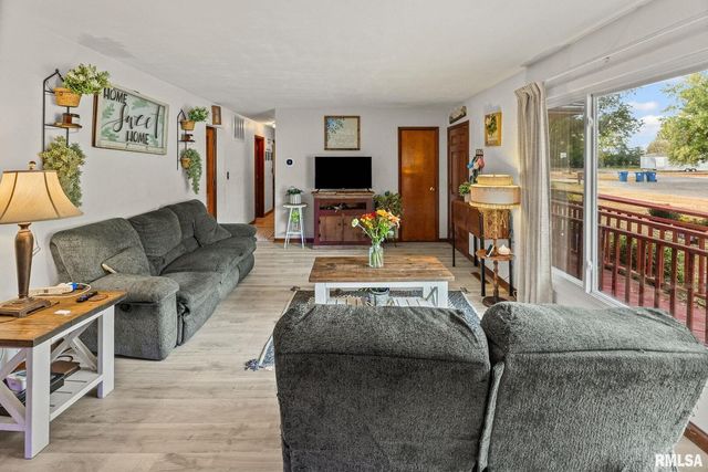 17 CRESTWOOD Drive, Centralia, IL 62801