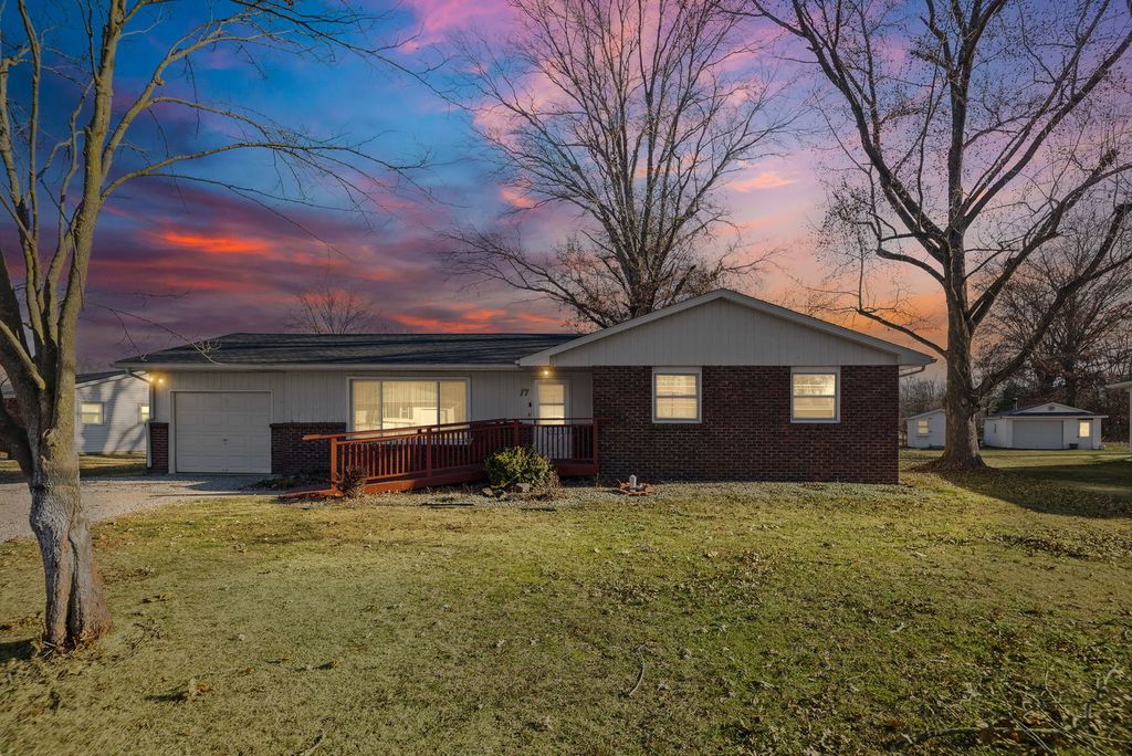 Image 2 of property listing at 17 CRESTWOOD Lane, Centralia, IL 62801