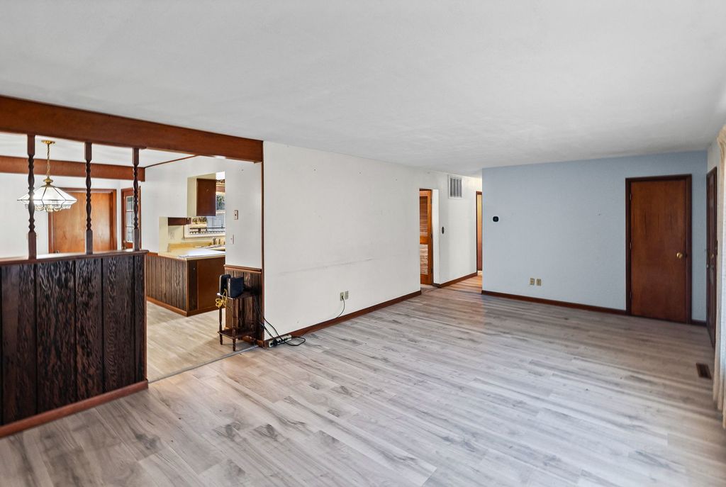 Image 15 of property listing at 17 CRESTWOOD Lane, Centralia, IL 62801