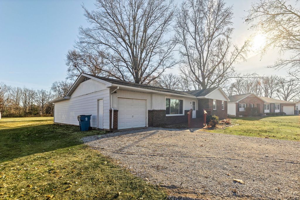 Image 3 of property listing at 17 CRESTWOOD Lane, Centralia, IL 62801