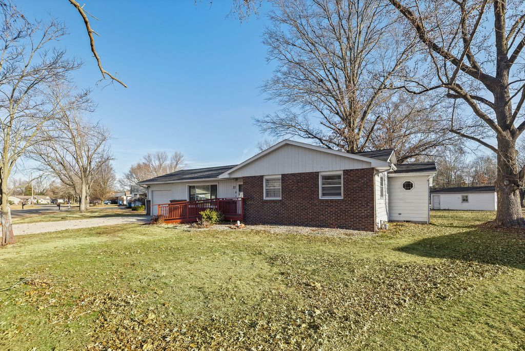 Image 4 of property listing at 17 CRESTWOOD Lane, Centralia, IL 62801