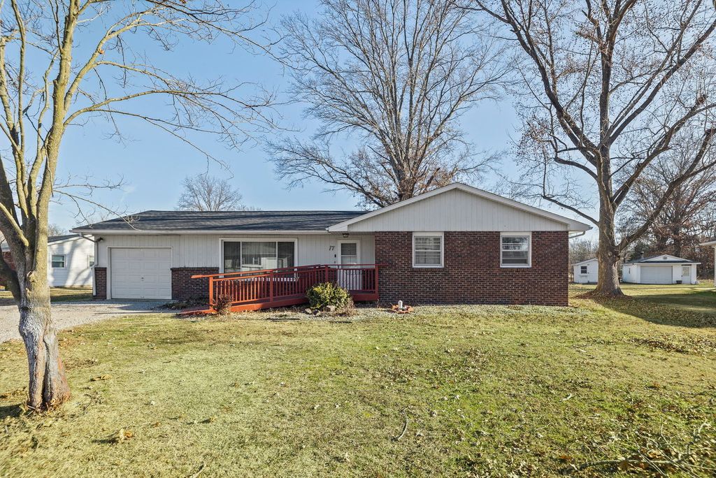 Image 5 of property listing at 17 CRESTWOOD Lane, Centralia, IL 62801