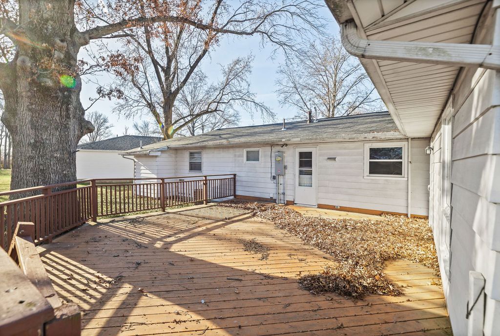 Image 6 of property listing at 17 CRESTWOOD Lane, Centralia, IL 62801