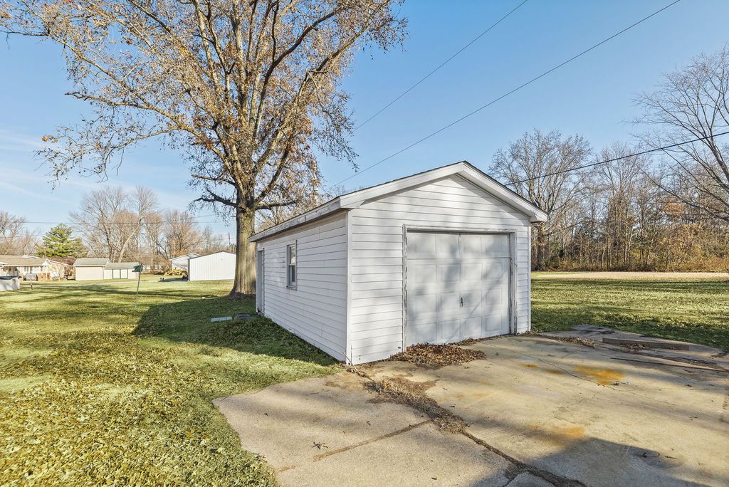 Image 9 of property listing at 17 CRESTWOOD Lane, Centralia, IL 62801
