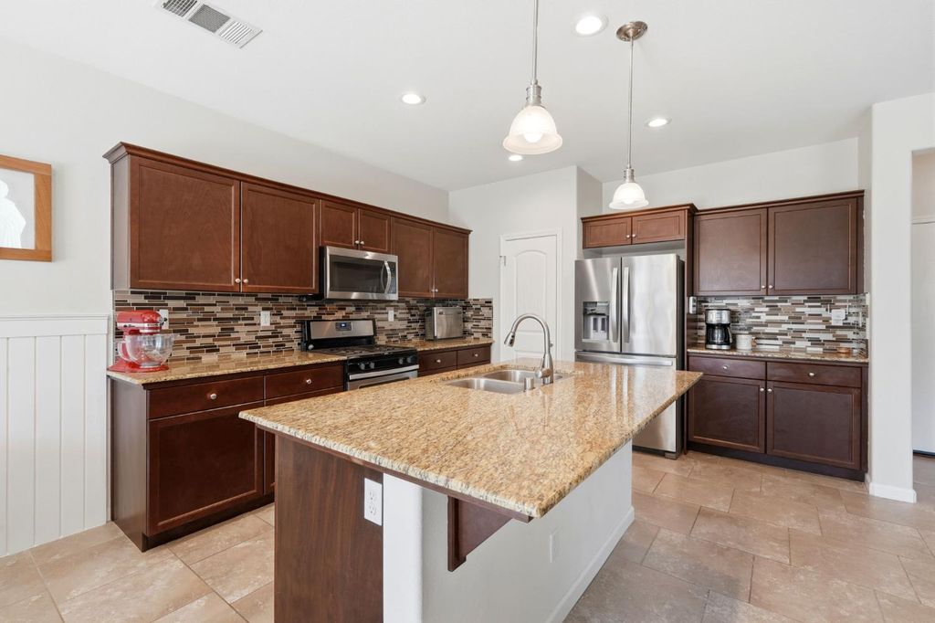 Image 15 of property listing at 1383 E Donnybrook Place, Hanford, CA 93230
