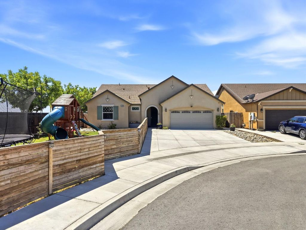 Image 2 of property listing at 1383 E Donnybrook Place, Hanford, CA 93230