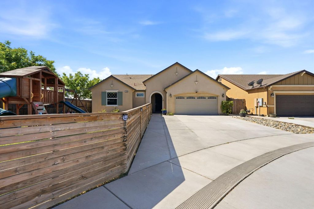 Image 3 of property listing at 1383 E Donnybrook Place, Hanford, CA 93230