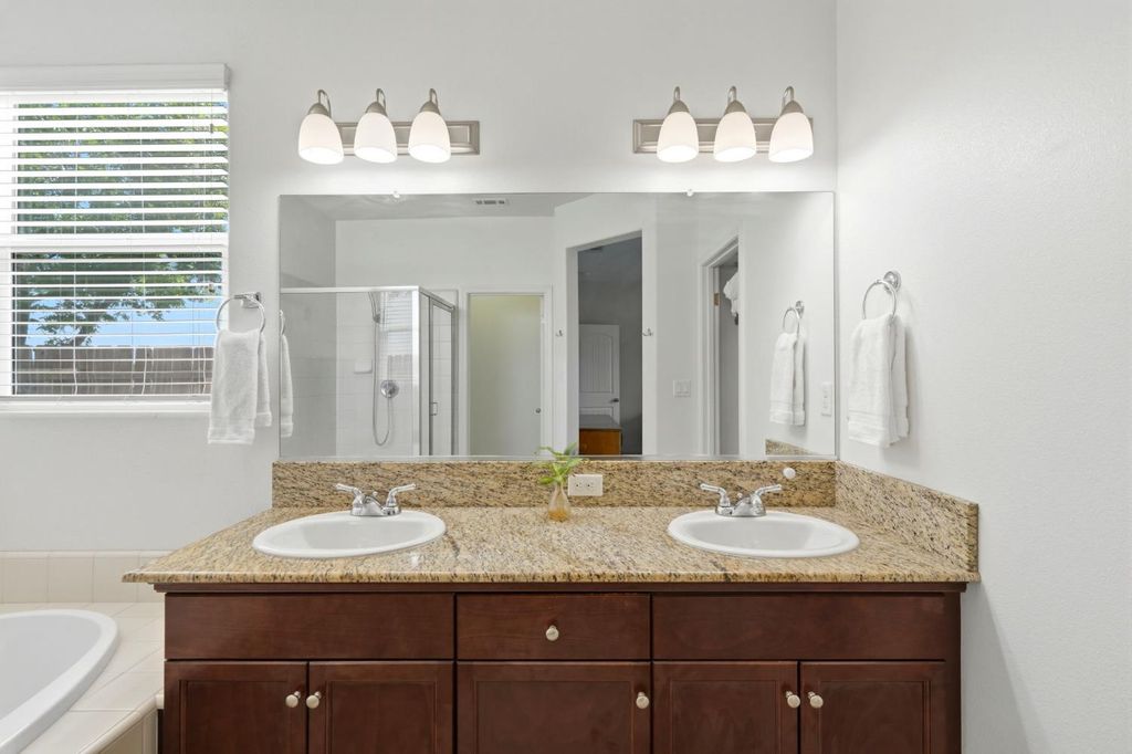 Image 35 of property listing at 1383 E Donnybrook Place, Hanford, CA 93230