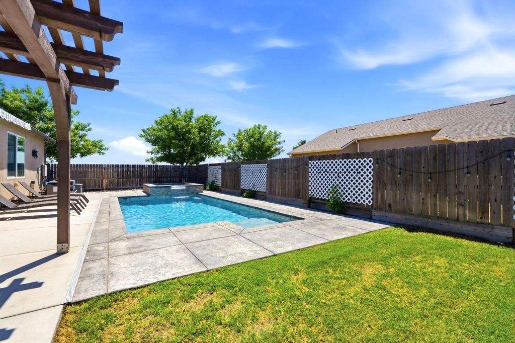 Image 38 of property listing at 1383 E Donnybrook Place, Hanford, CA 93230