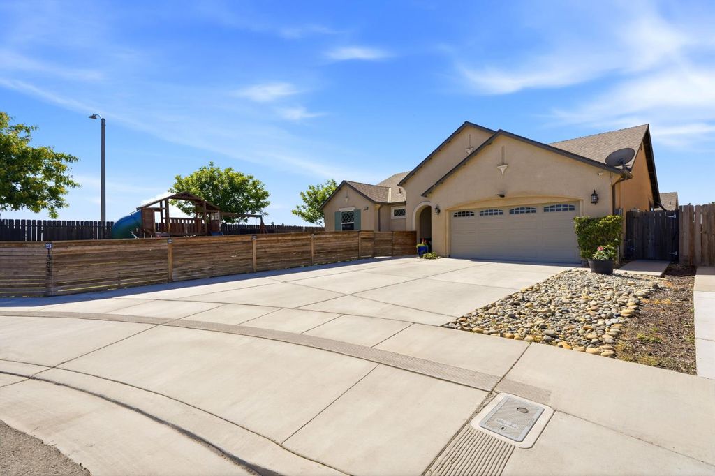 Image 4 of property listing at 1383 E Donnybrook Place, Hanford, CA 93230